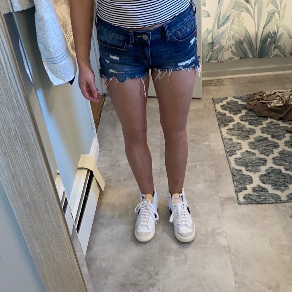 Express distressed jean shorts fringe - Picture 3 of 4